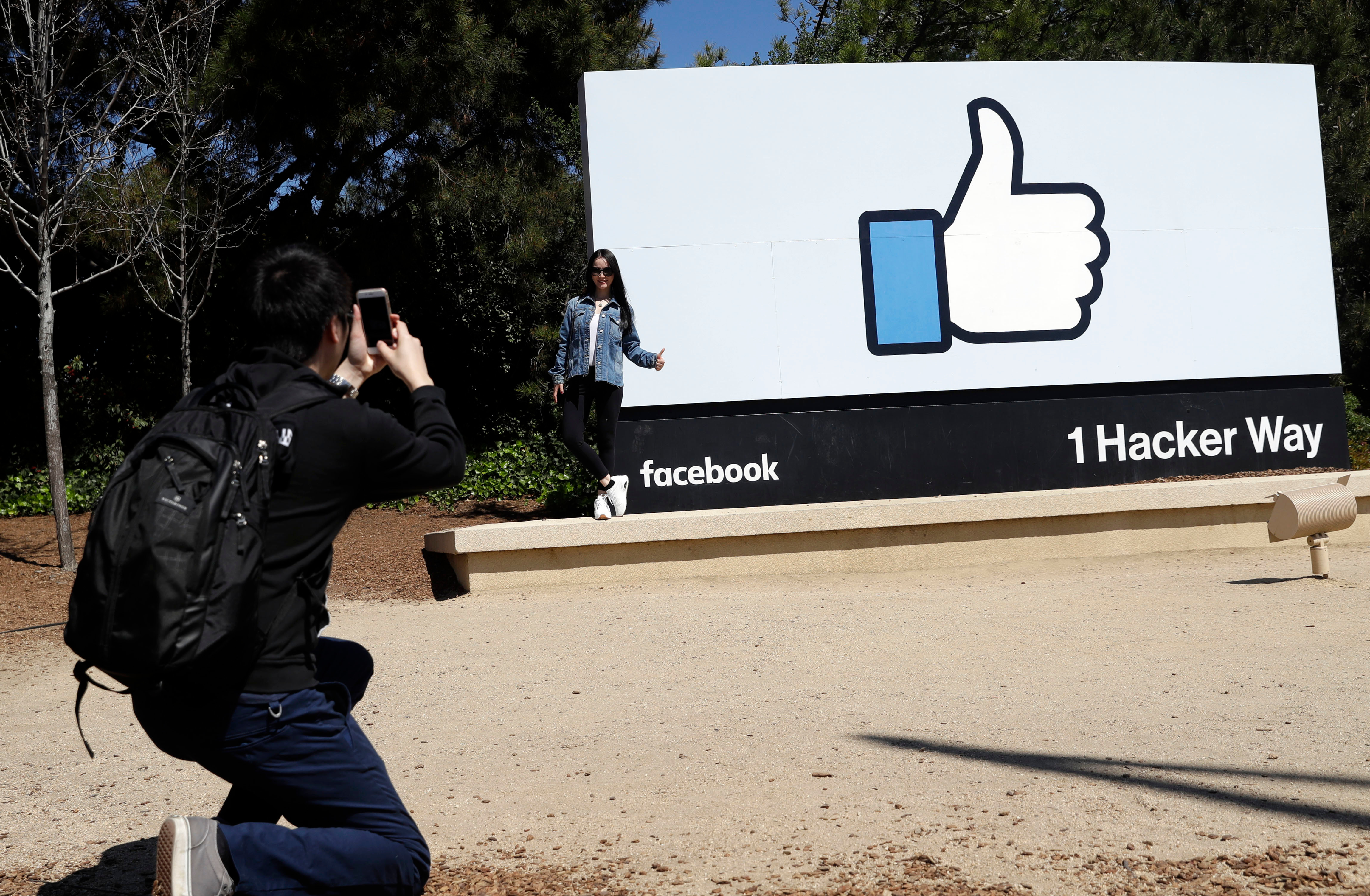 Earns Facebook