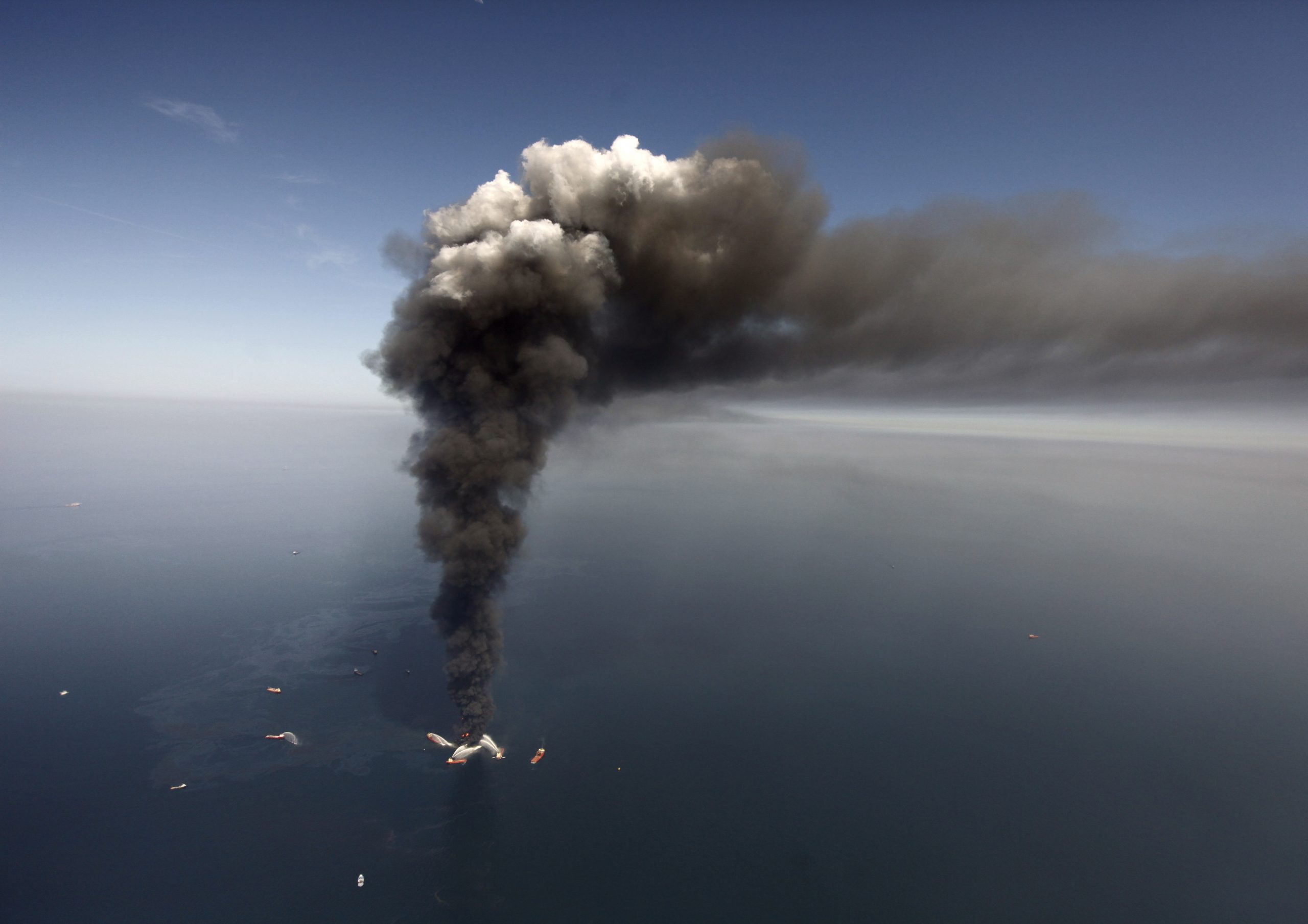 30 апреля 2010. Deepwater Horizon 2010. Взрыв нефтяной платформы Deepwater Horizon в мексиканском заливе. Взрыв в мексиканском заливе 2010. Катастрофа в мексиканском заливе 2010.
