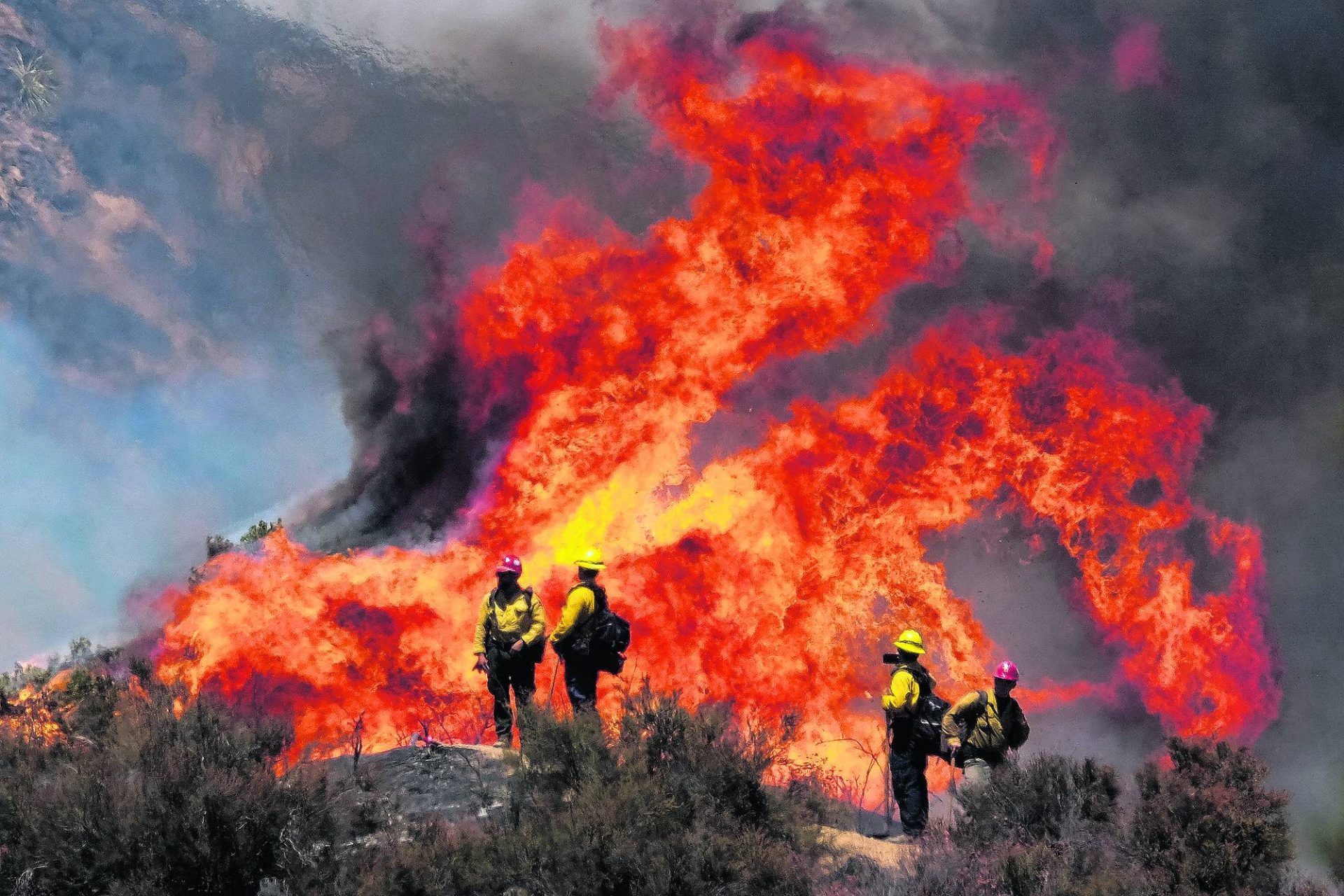 1st big Southern California wildfire of 2020 keeps on raging - Aruba Today