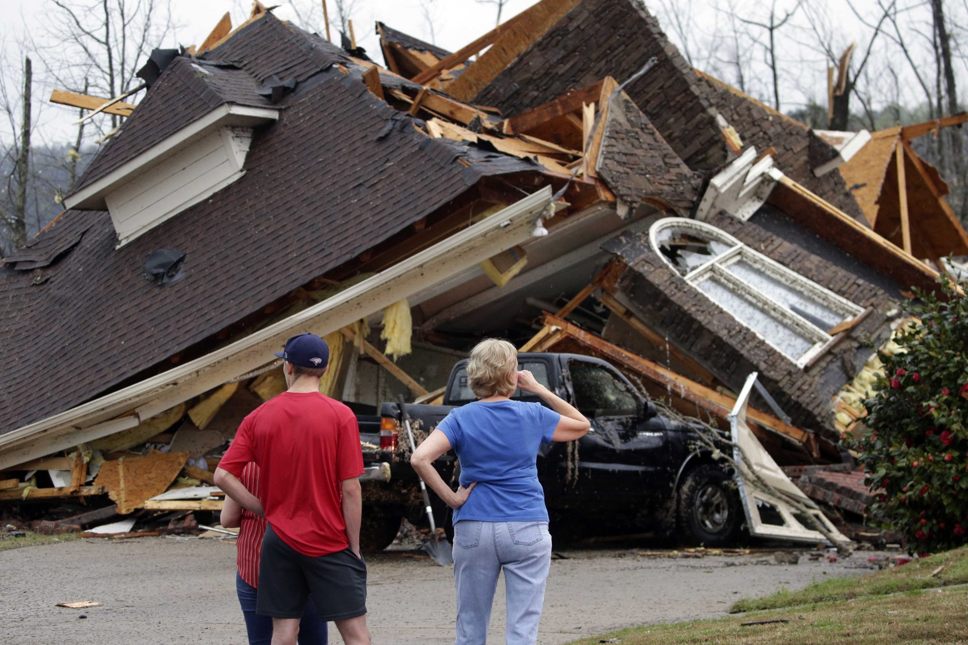 Alabama, pick up the pieces after deadly tornadoes Aruba Today