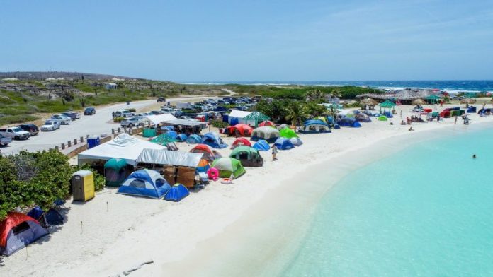 Tourists love the tradition of camping in Aruba! (1)