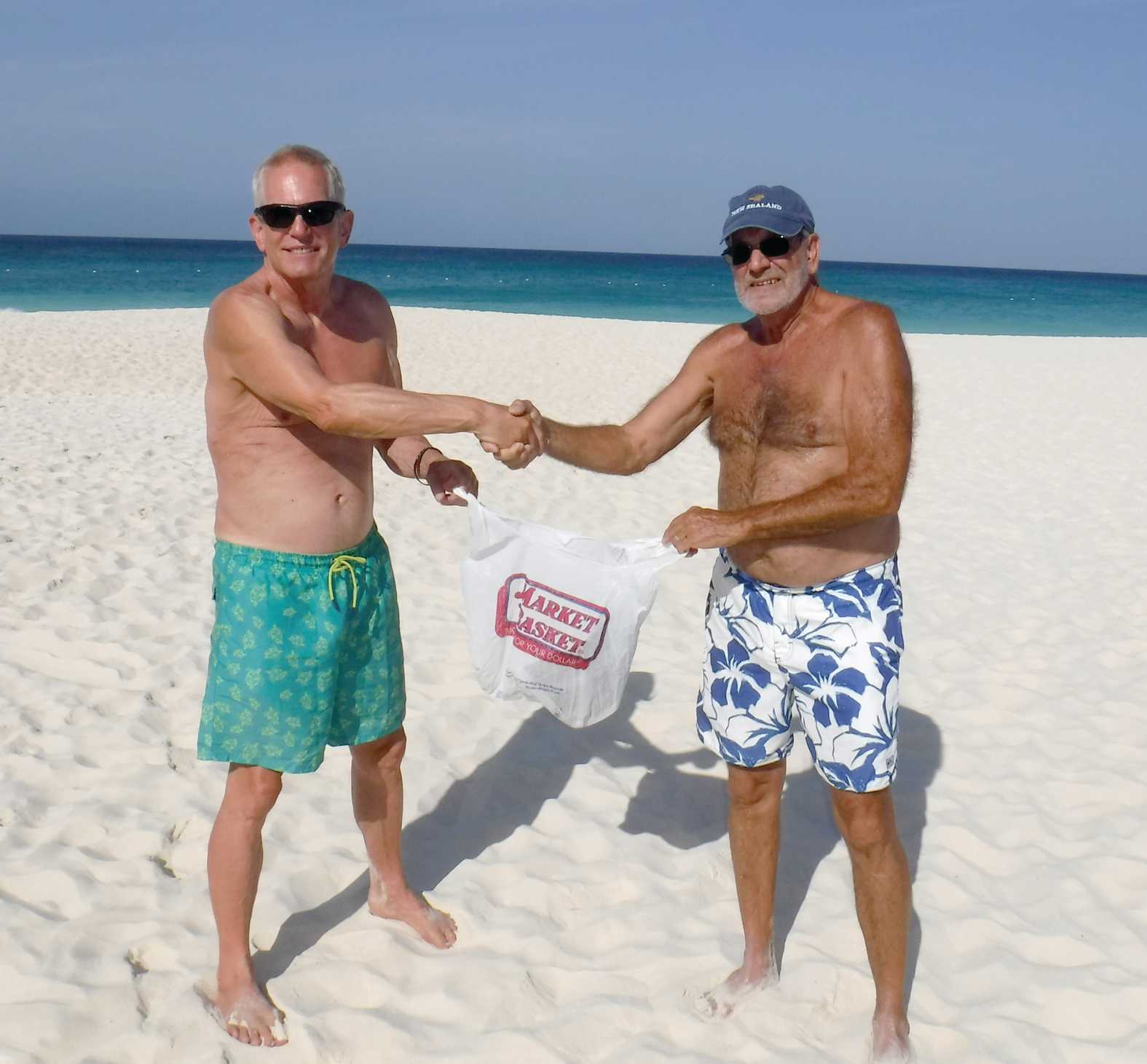 Friends of Aruba lending a helping hand: “Handing-off the official trash bag to Mark”