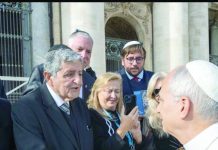 Local rabbi, Alberto (Baruch) Zeilicovich, gives the Pope a square 50 cents Aruba coin