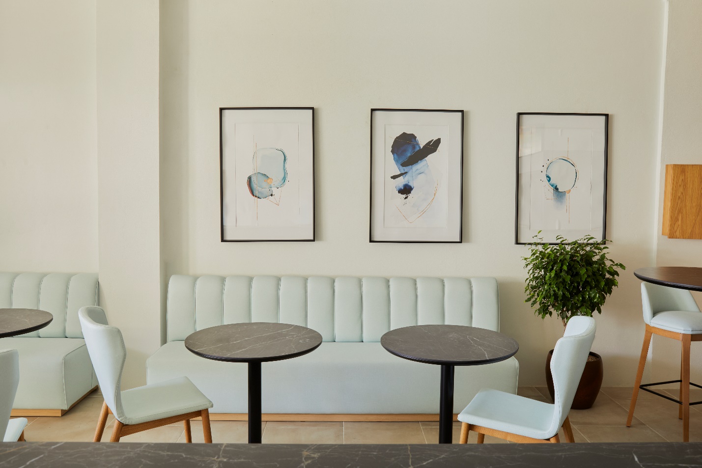 A room with a couch and tables Description automatically generated