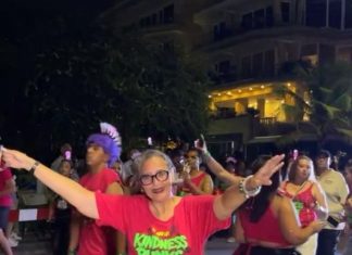 Aruba celebrates its Torchlight Parade for Carnival 72!