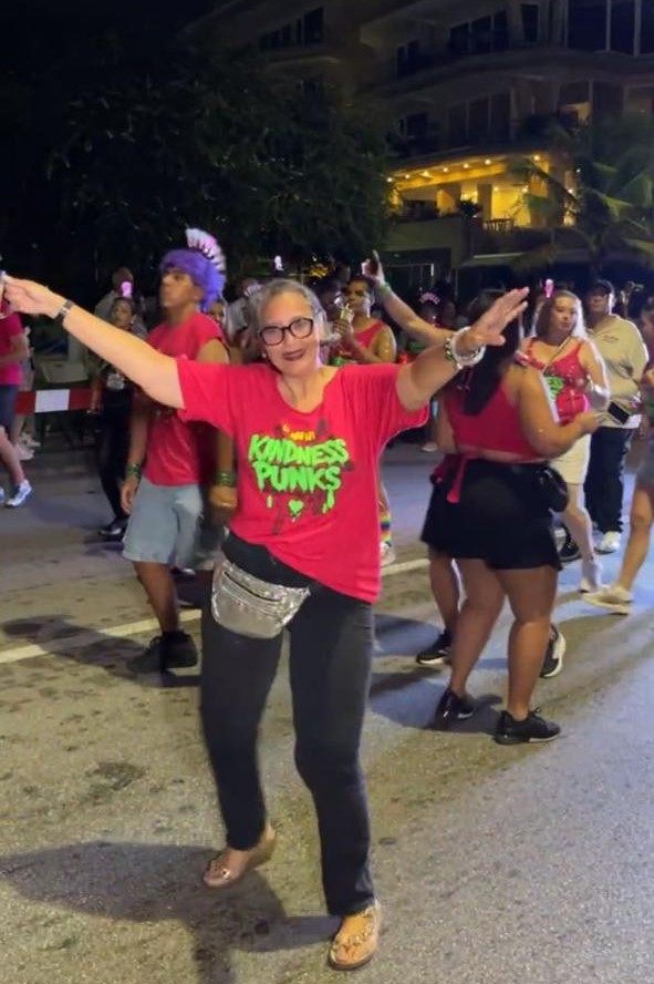 Aruba celebrates its Torchlight Parade for Carnival 72!