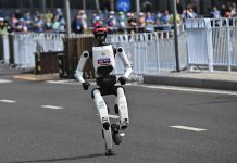 Humans far behind as robot breaks record at Beijing half marathon