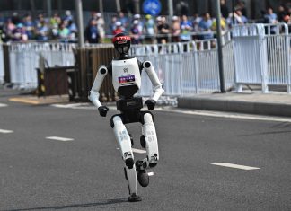 Humans far behind as robot breaks record at Beijing half marathon