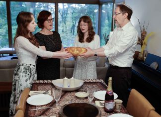 ‘Torn’ Jewish voters hold sway in battleground U.S. Senate race