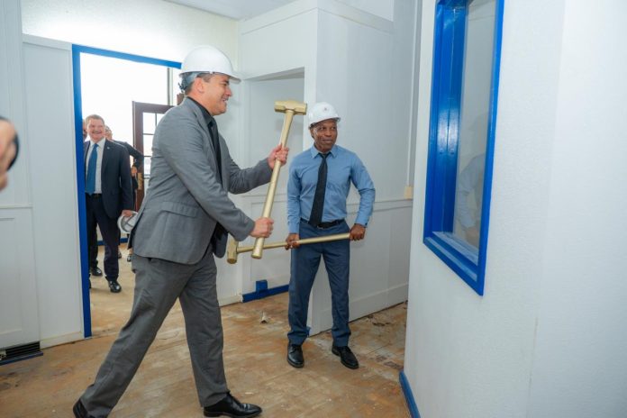 Stichting Monumentenfonds Aruba Officially Begins Demolition Phase of John G. Eman Building (2)